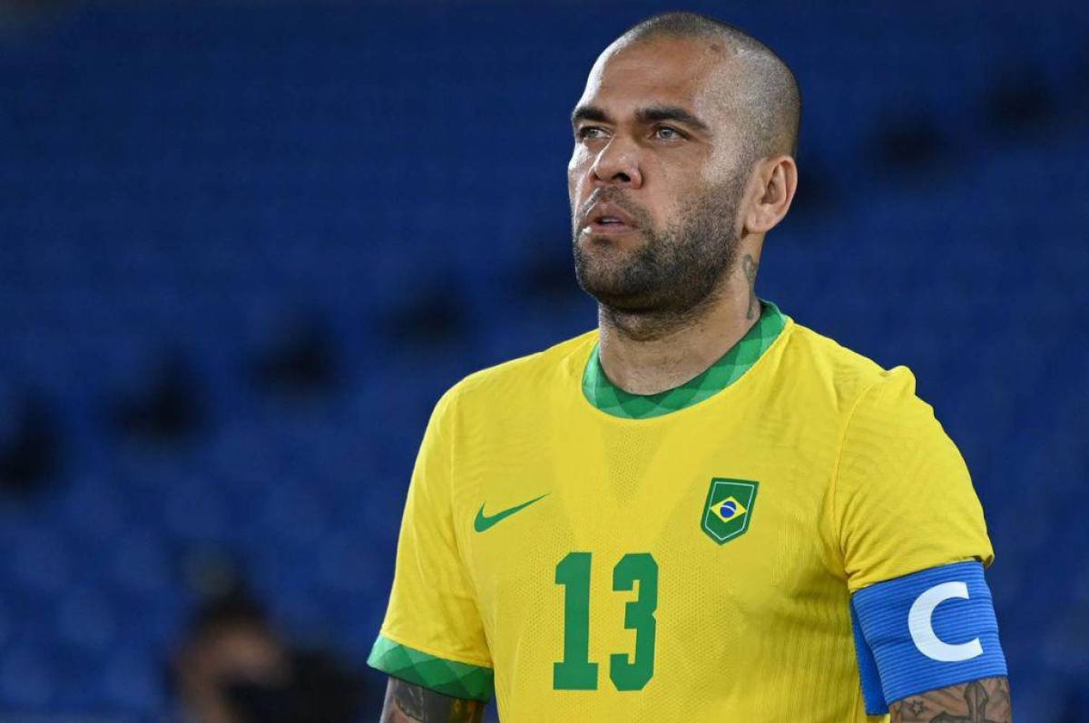 Dani Alves será el capitán de Brasil ante Camerún y romperá un récord histórico en un Mundial de Fútbol