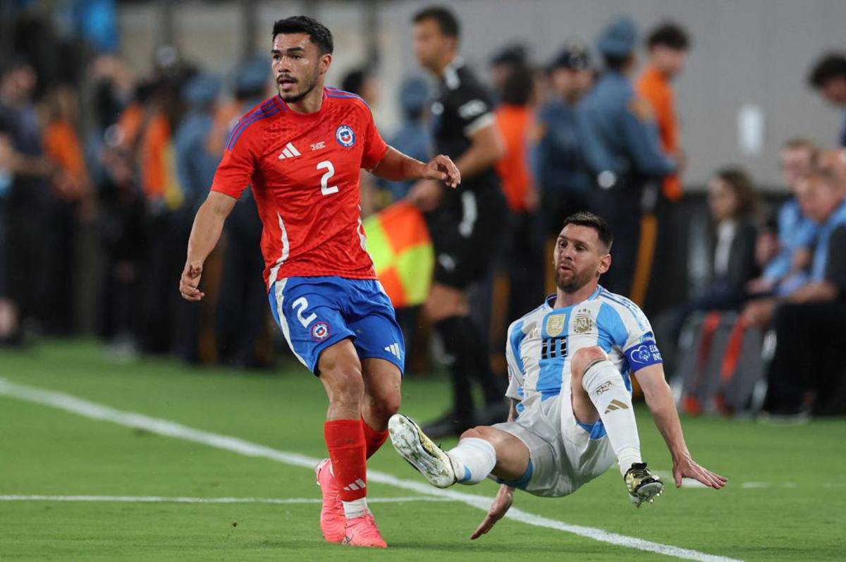 La polémica imagen del VAR en gol de Argentina ante Chile, la bronca de Messi con el árbitro y los masajes que ocupó