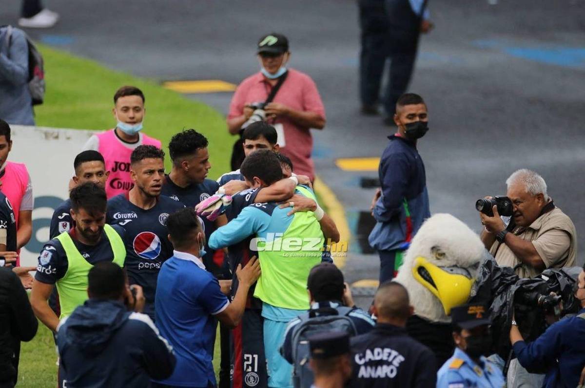 NO SE VIO EN TV: Los enfados de Héctor Vargas, dedicatoria de Moreira y el aficionado de la caguama en la fiesta de Motagua en la final