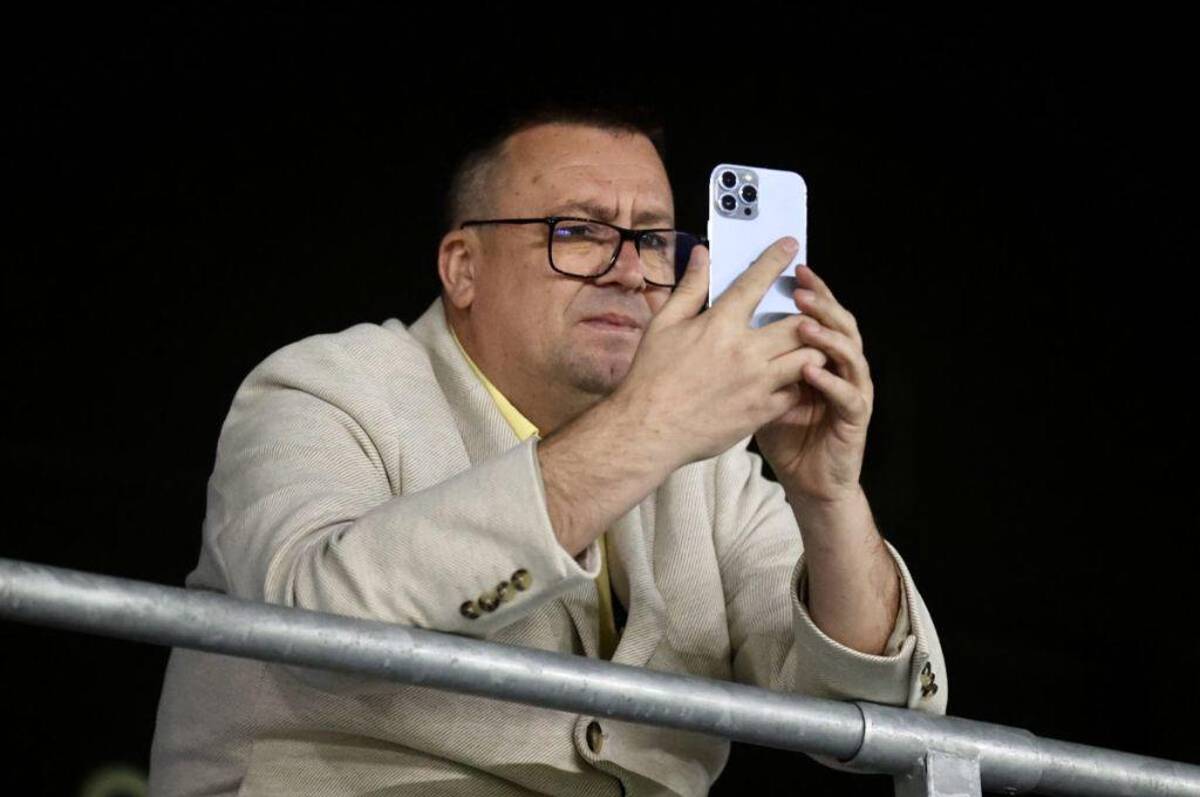 Locura en liga de Europa: Presidente del club despide al entrenador y a toda la plantilla a mitad de temporada