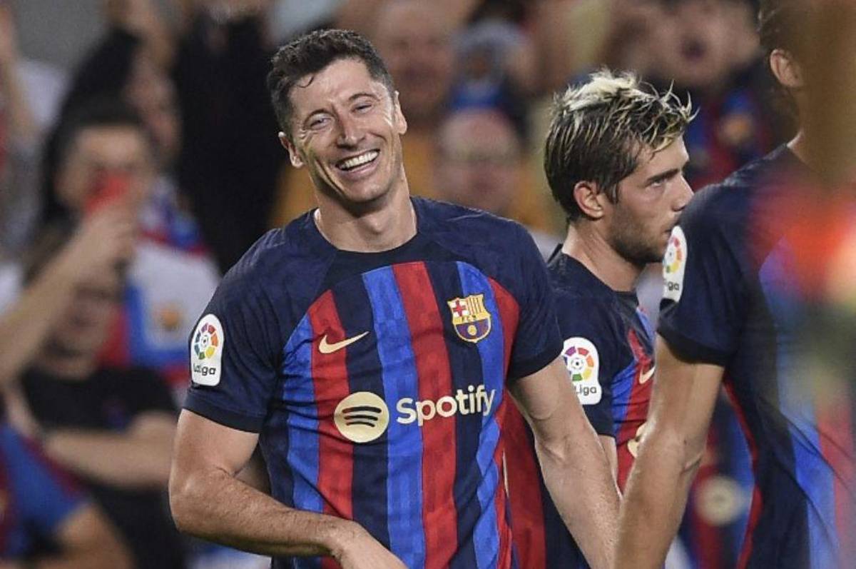 Lewandowski le inyecta un tanque de oxígeno al Barcelona tras golear al Villarreal en la Liga Española