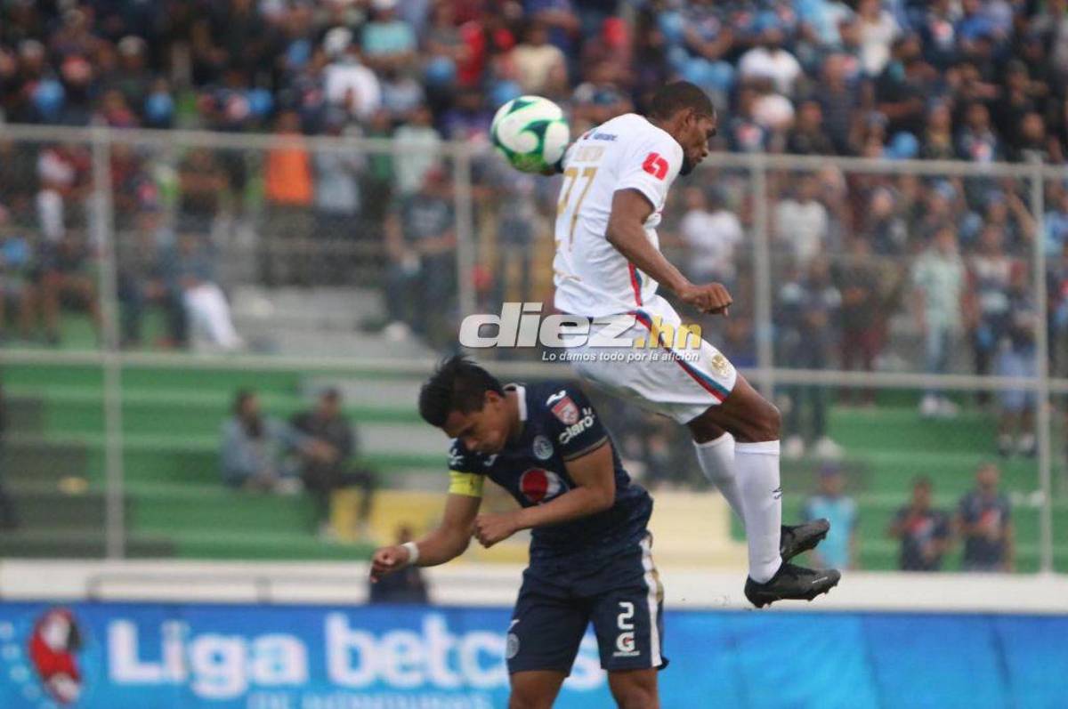 Fotos: La “Tota” Medina fue a encarar al árbitro, aficionados lanzan de todo y ¿dónde terminó viendo el juego el DT de Motagua?