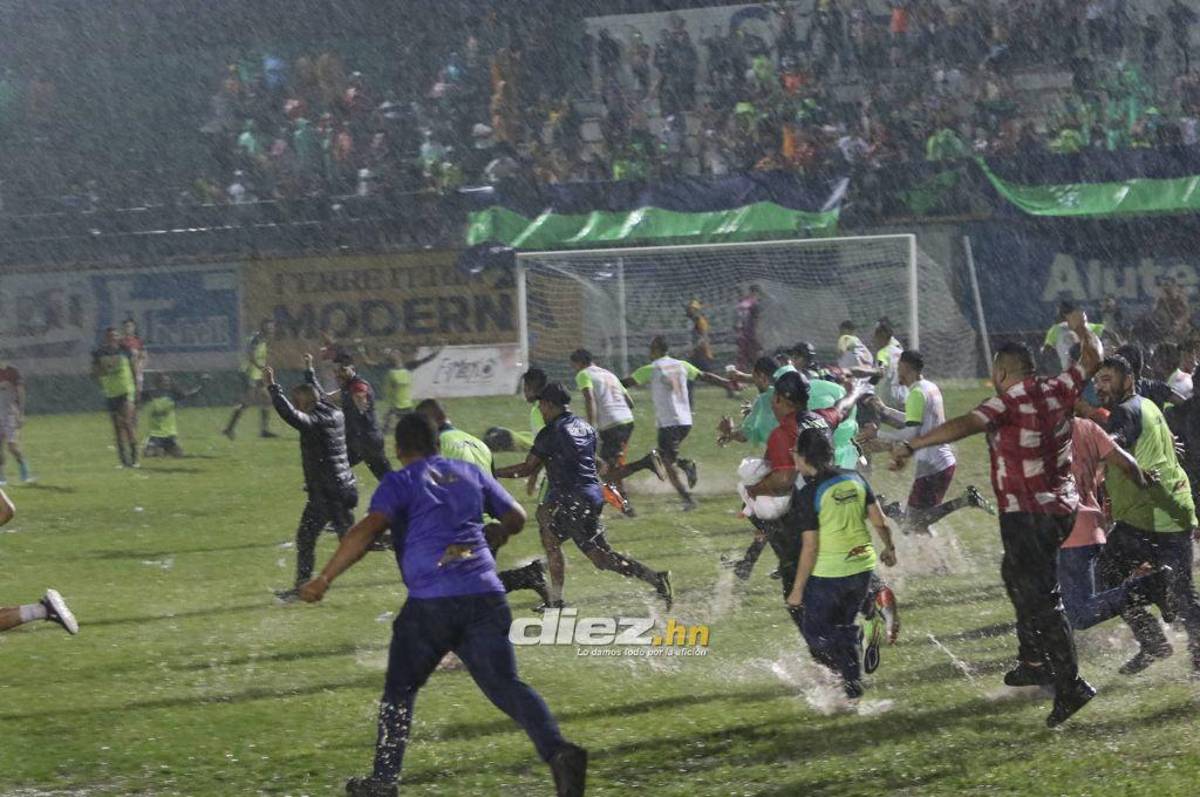 ¡Locura total! Invasión de aficionados y tristeza de Lone: Así celebró el ascenso a Liga Nacional el Olancho FC