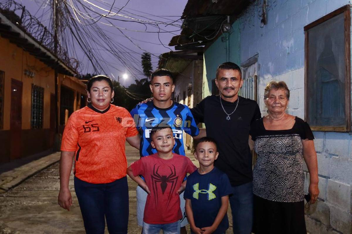 Doña Ruth Diaz (madre), Isaac Emanuel Castillo, José Castillo (padre), doña Norma Soto (abuela), Liam Castillo (hermano) y un amigo, posando con el futbolista.