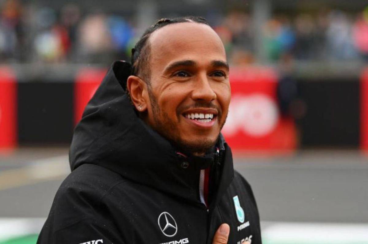 Lewis Hamilton da que hablar dentro y fuera de la pista.
