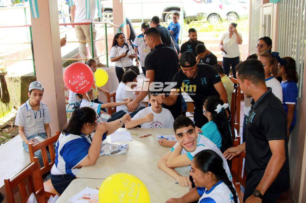 Muchas risas y abrazos: Los jugadores de la Selección de Honduras compartieron con niños del Instituto Juana Leclerc