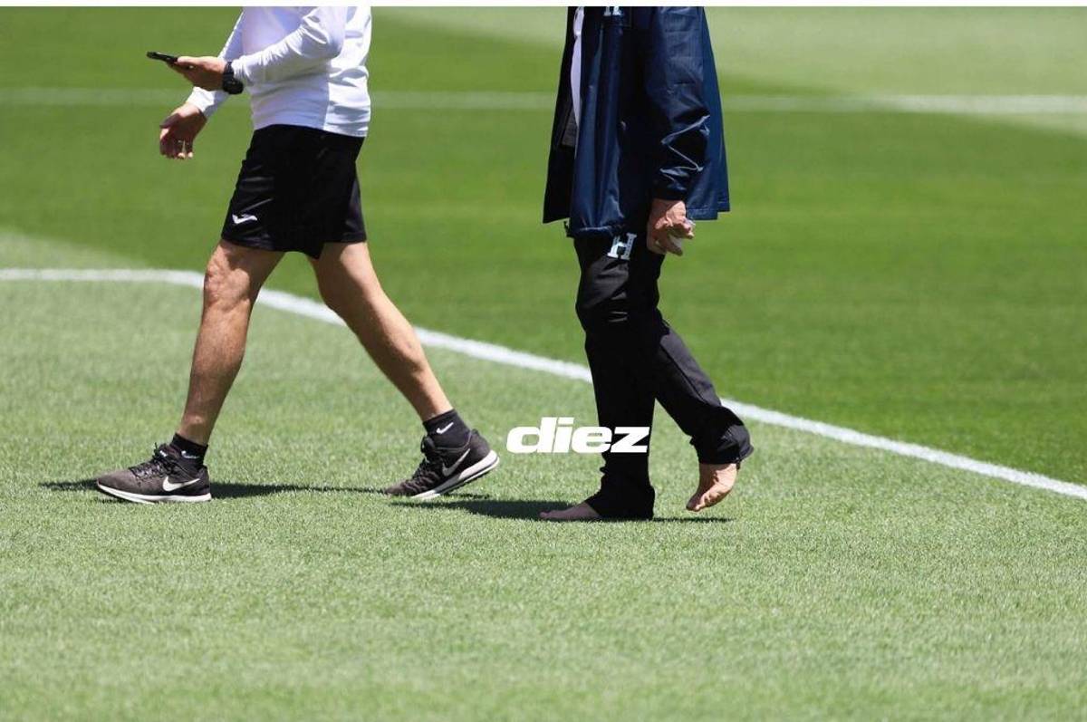 Rueda sorprende y se pasea descalzo por el césped del Live’s Stadium al estilo de Luis Enrique previo al duelo contra México