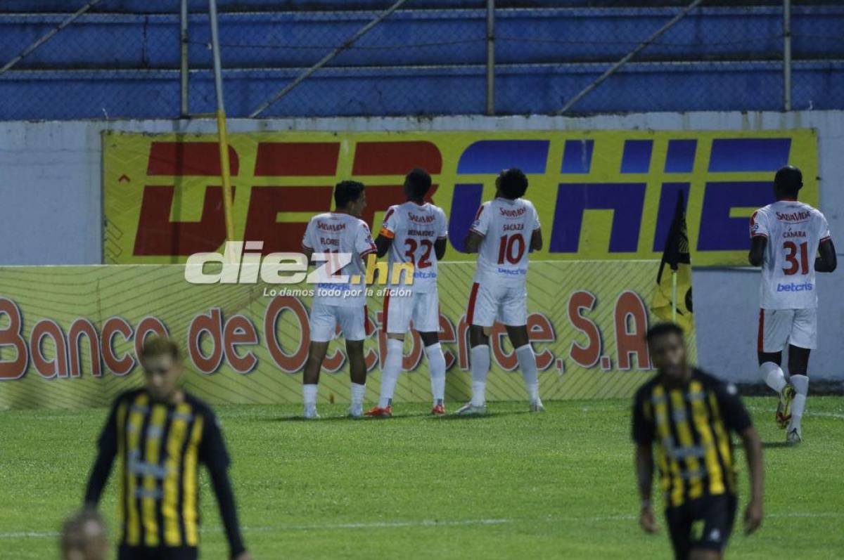 El festejo de Cristian Sacaza tras su gol ante el Real España. Foto: Neptalí Romero.