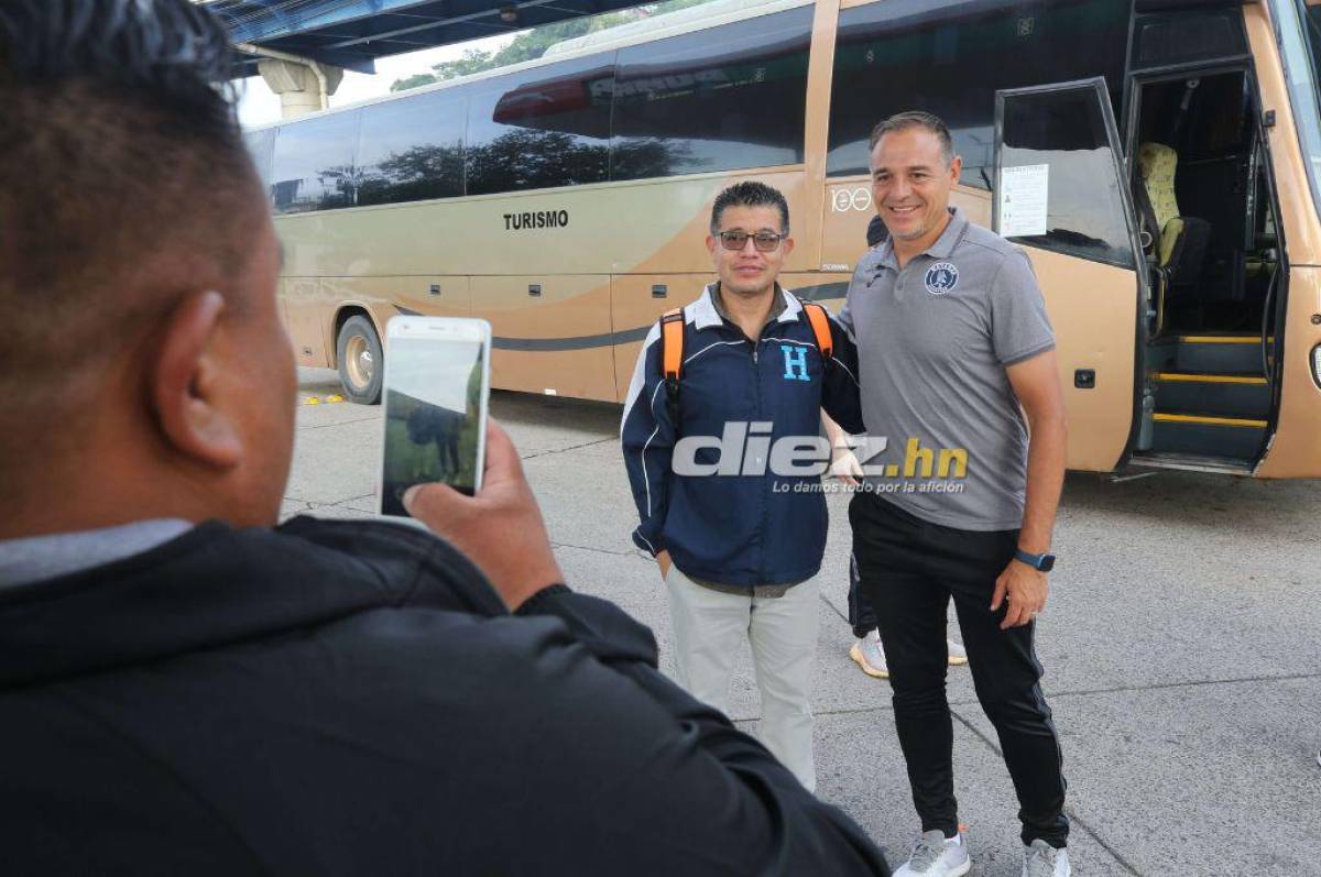 El DT de Motagua se dio tiempo de tomarse fotos con un seguidor del azul. Foto: Estalin Irías