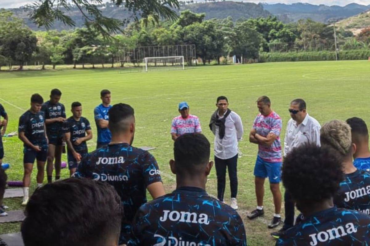 ¿Llamado de atención? El presidente de Motagua, Pedro Atala, se reunió con los jugadores tras el 4-0 de Olimpia