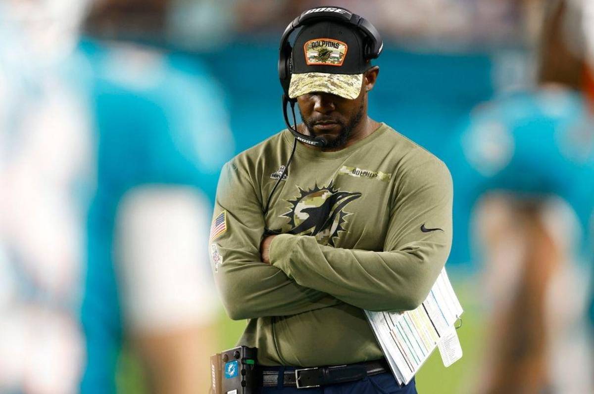 Entrenador Brian Flores dice que “Regla Rooney” de la NFL para minorías es ineficaz