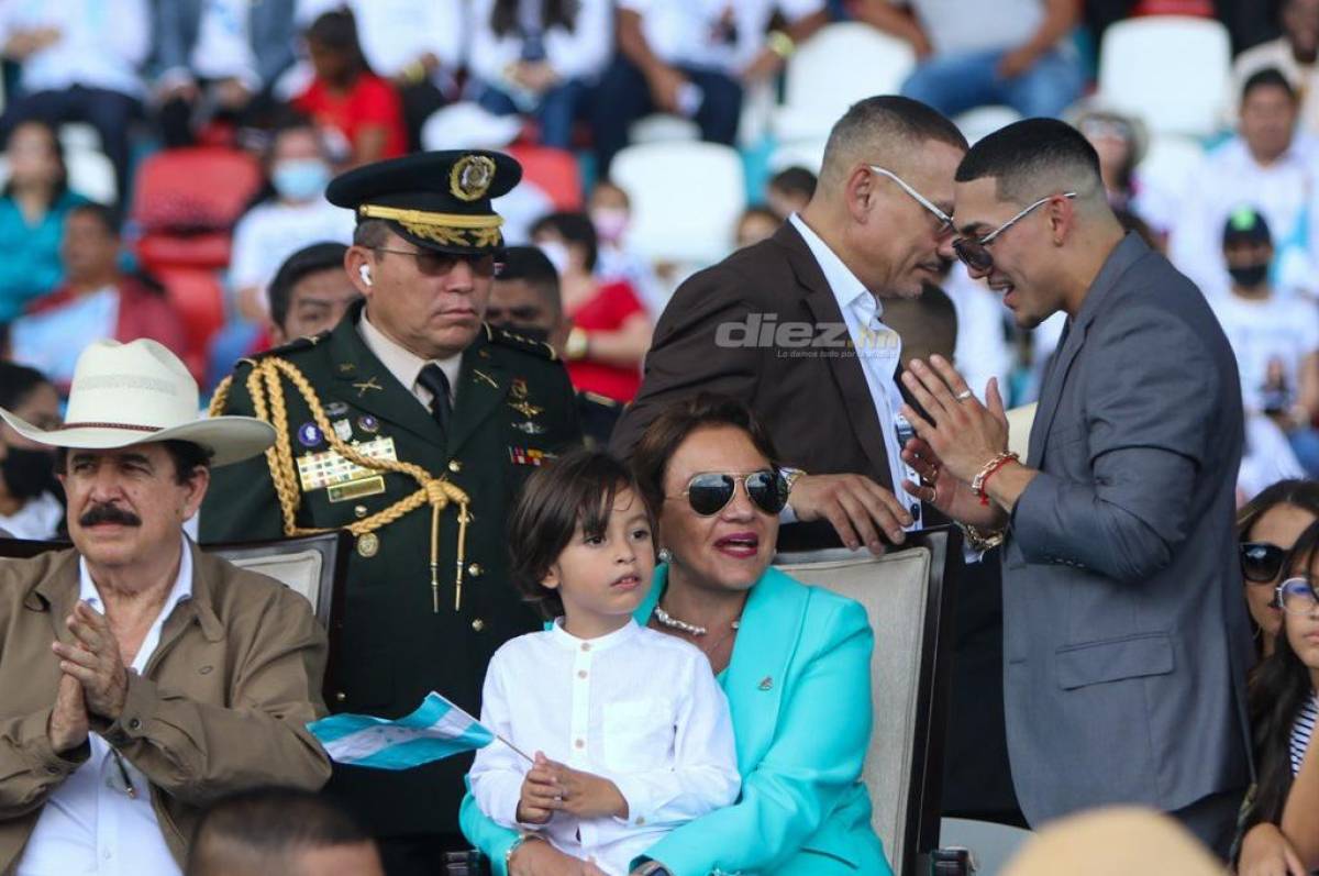 ¡Un show “peleando” con niños! Así fue captado el boxeador Teófimo López en su presencia en los desfiles de Honduras