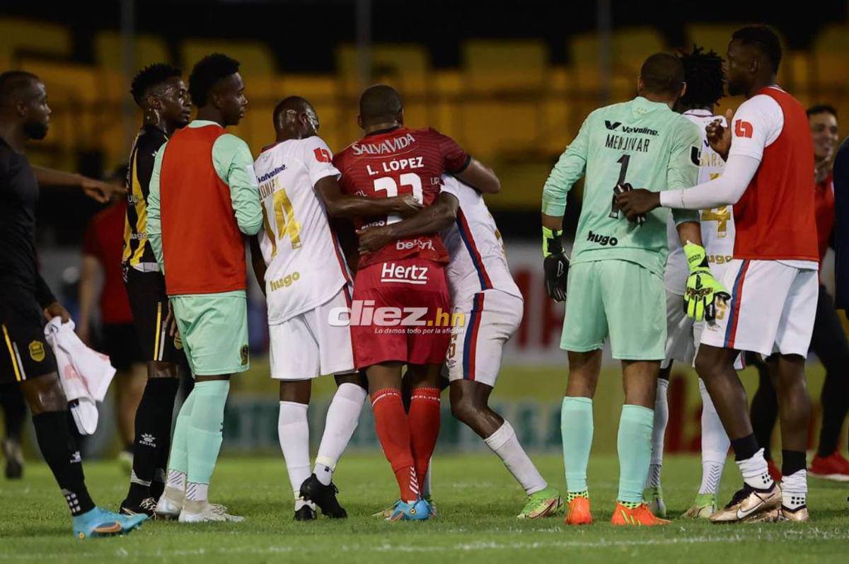 NO SE VIO EN TV: El cariño de Troglio a ex jugador de Olimpia, Gullit Peña causa furor y el regreso del ‘Doctor’