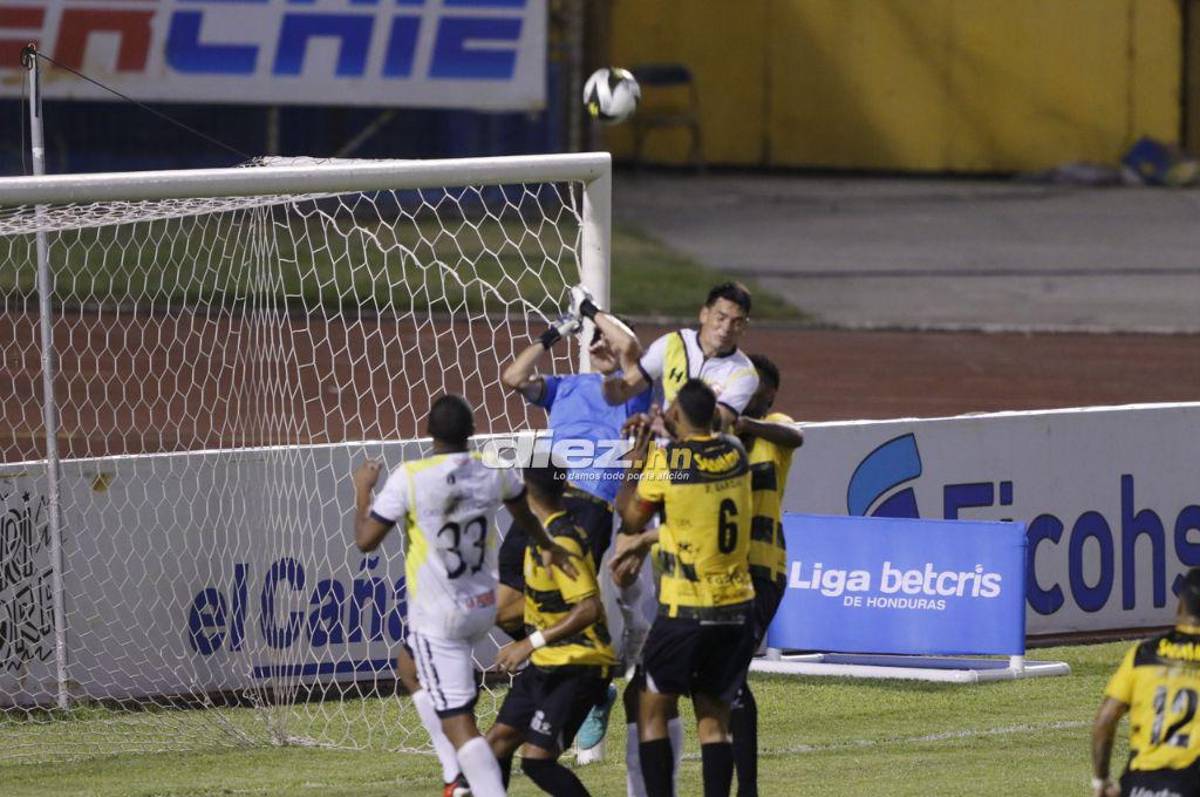 Jhow Benavídez de portero, la roja a “Buba” López y bronca entre jugadores de Real España y Génesis