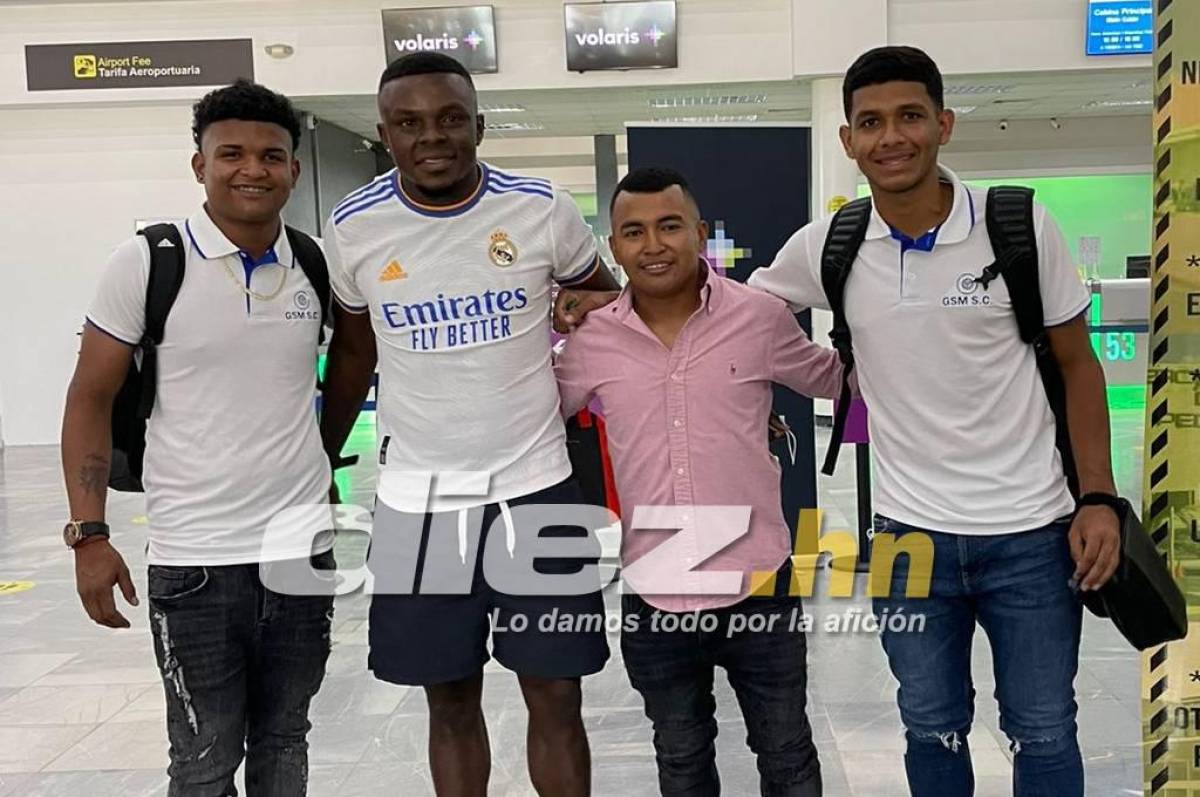 Los futbolistas Jaffet y Angelo junto a sus representantes Elías García y Enrique Amador.