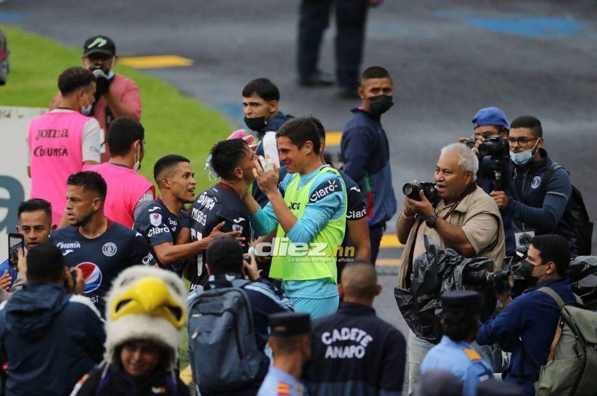 NO SE VIO EN TV: Los enfados de Héctor Vargas, dedicatoria de Moreira y el aficionado de la caguama en la fiesta de Motagua en la final