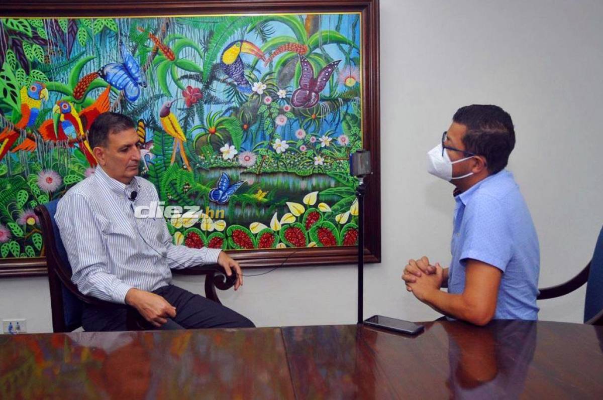 Nuestro periodista Jorge Fermán en plena entrevista con el presidente de Fenafuth, Jorge Salomón. FOTO: Marvin Salgado.