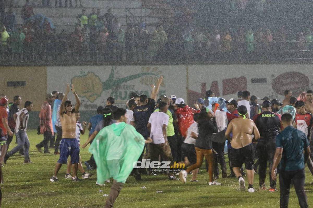 ¡Locura total! Invasión de aficionados y tristeza de Lone: Así celebró el ascenso a Liga Nacional el Olancho FC
