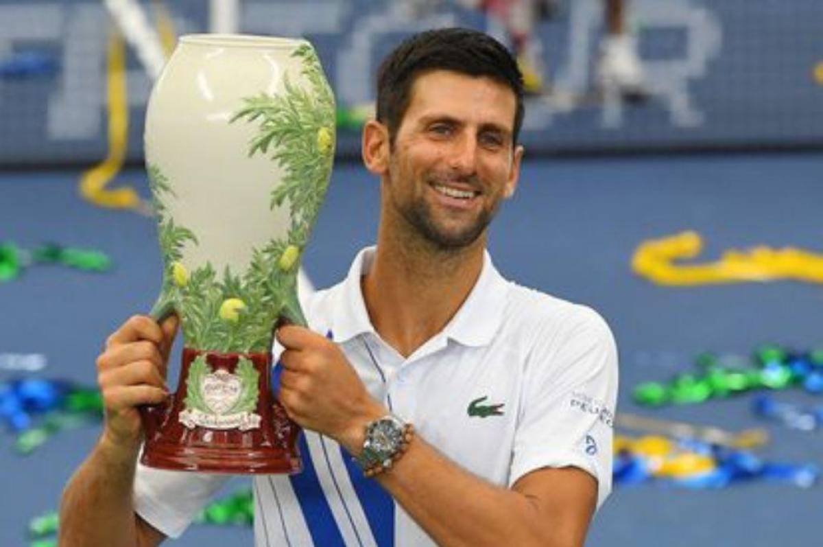 Djokovic con el trofeo del Masters 1000 de Cincinnati que ganó en el año 2020.