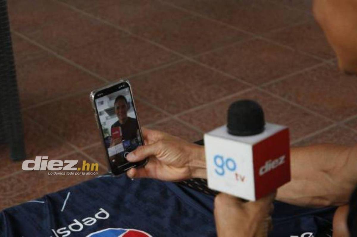 El delantero de Motagua, Roberto Moreira estaba súper cómodo con Diez y se tomó esta postalita.
