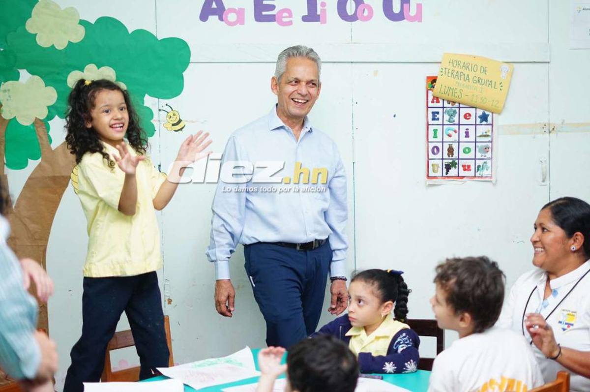 Reinaldo Rueda y directivos de la Federación de Honduras vivieron momentos especiales con niños del Instituto Juana Leclerc