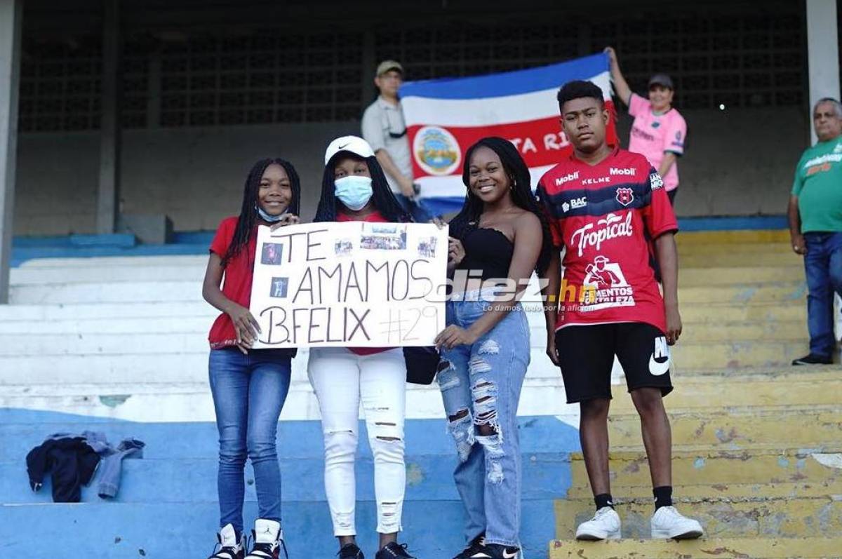 La familia de Brayan Samir Félix en el estadio Morazán. FOTO: Mauricio Ayala.