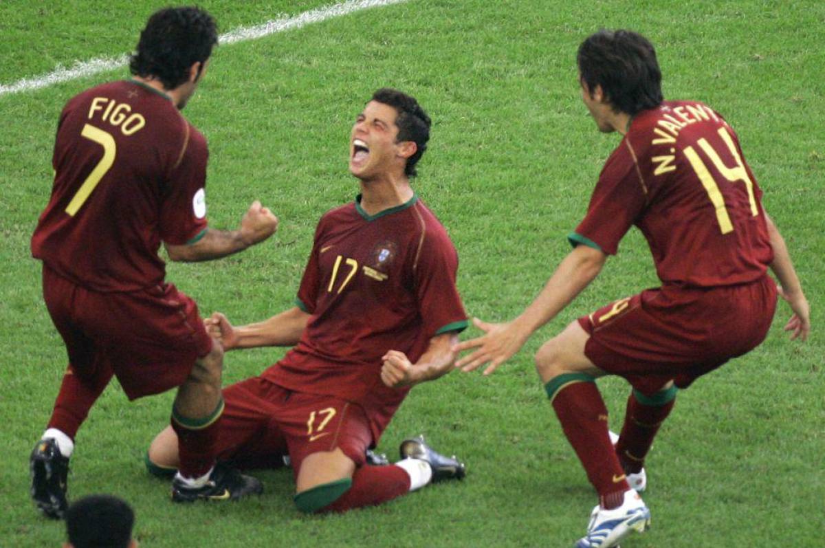 Cristiano Ronaldo celebrando su primer gol en mundiales junto a Figo.