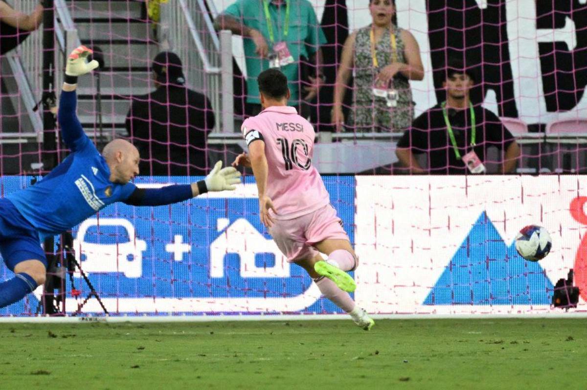 La nueva y épica celebración de Messi, el gran gesto de Leo con un niño, el fanático descalzo; y ¿con quién estuvo acompañada Antonella?