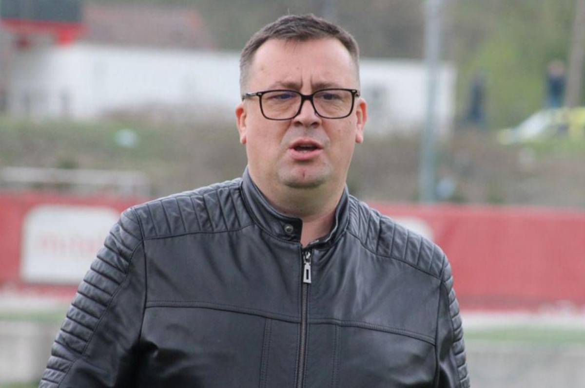 Locura en liga de Europa: Presidente del club despide al entrenador y a toda la plantilla a mitad de temporada