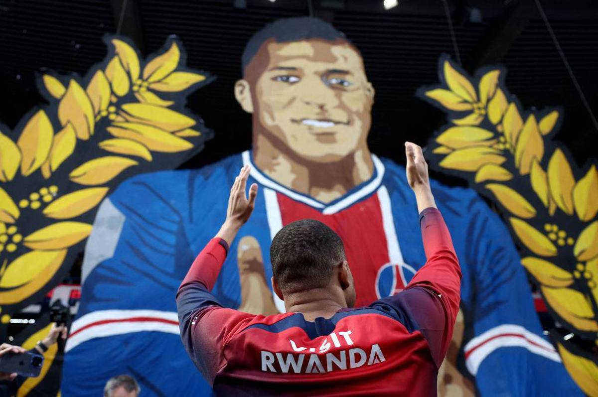 Mbappé y su amargo despido del Parque de los Príncipes: El gran gesto con Keylor, la foto que recorre el mundo y el tifo del PSG