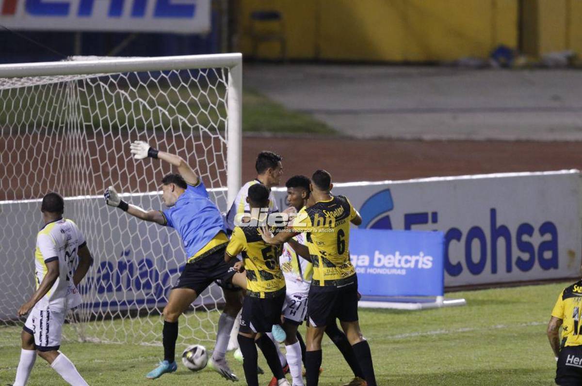 Jhow Benavídez de portero, la roja a “Buba” López y bronca entre jugadores de Real España y Génesis