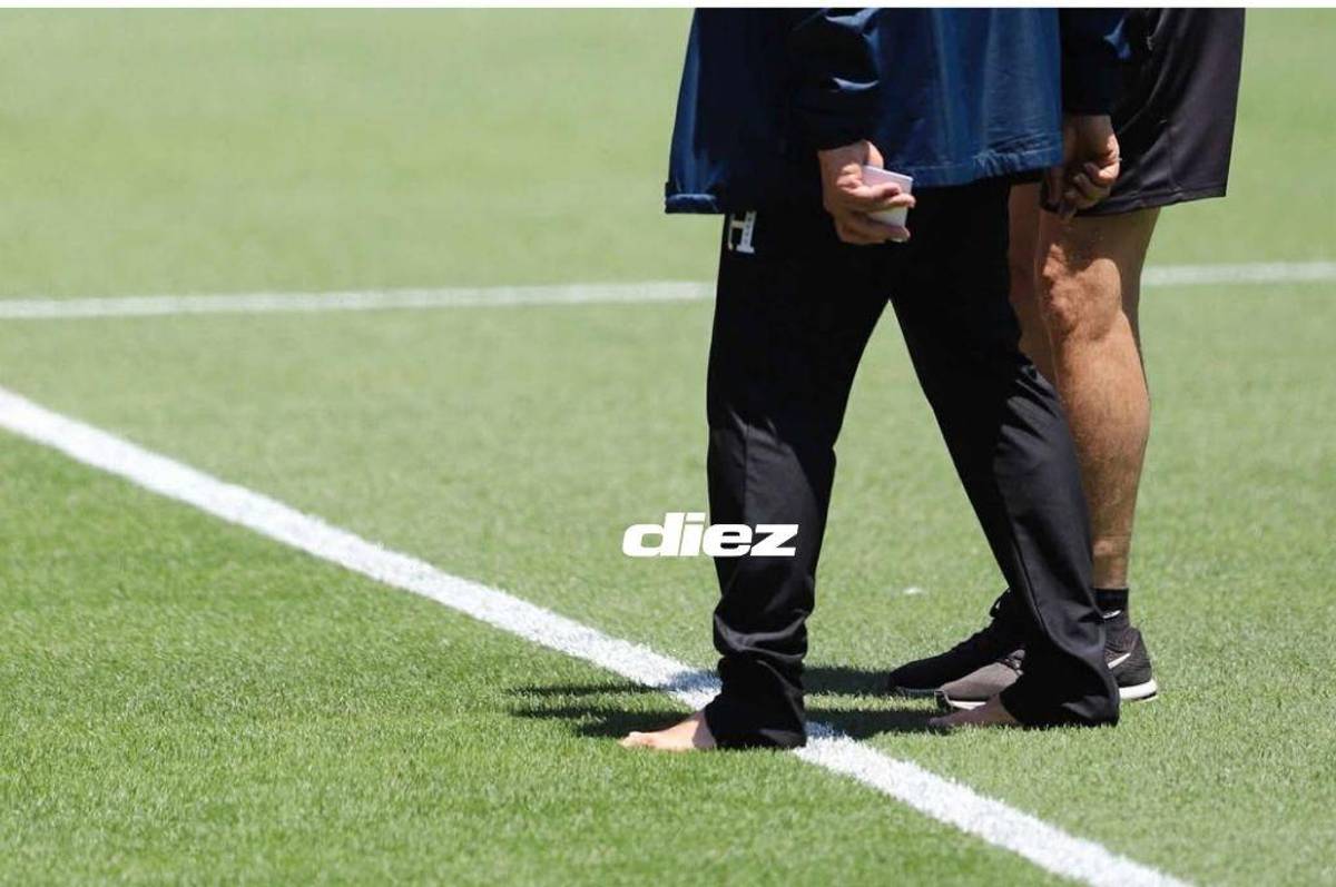 Rueda sorprende y se pasea descalzo por el césped del Live’s Stadium al estilo de Luis Enrique previo al duelo contra México