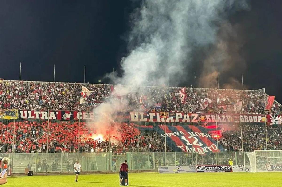No aguantan perder: hinchas de equipo italiano incendian el estadio del rival tras caer en el CLÁSICO; tiraron piedras a los bomberos