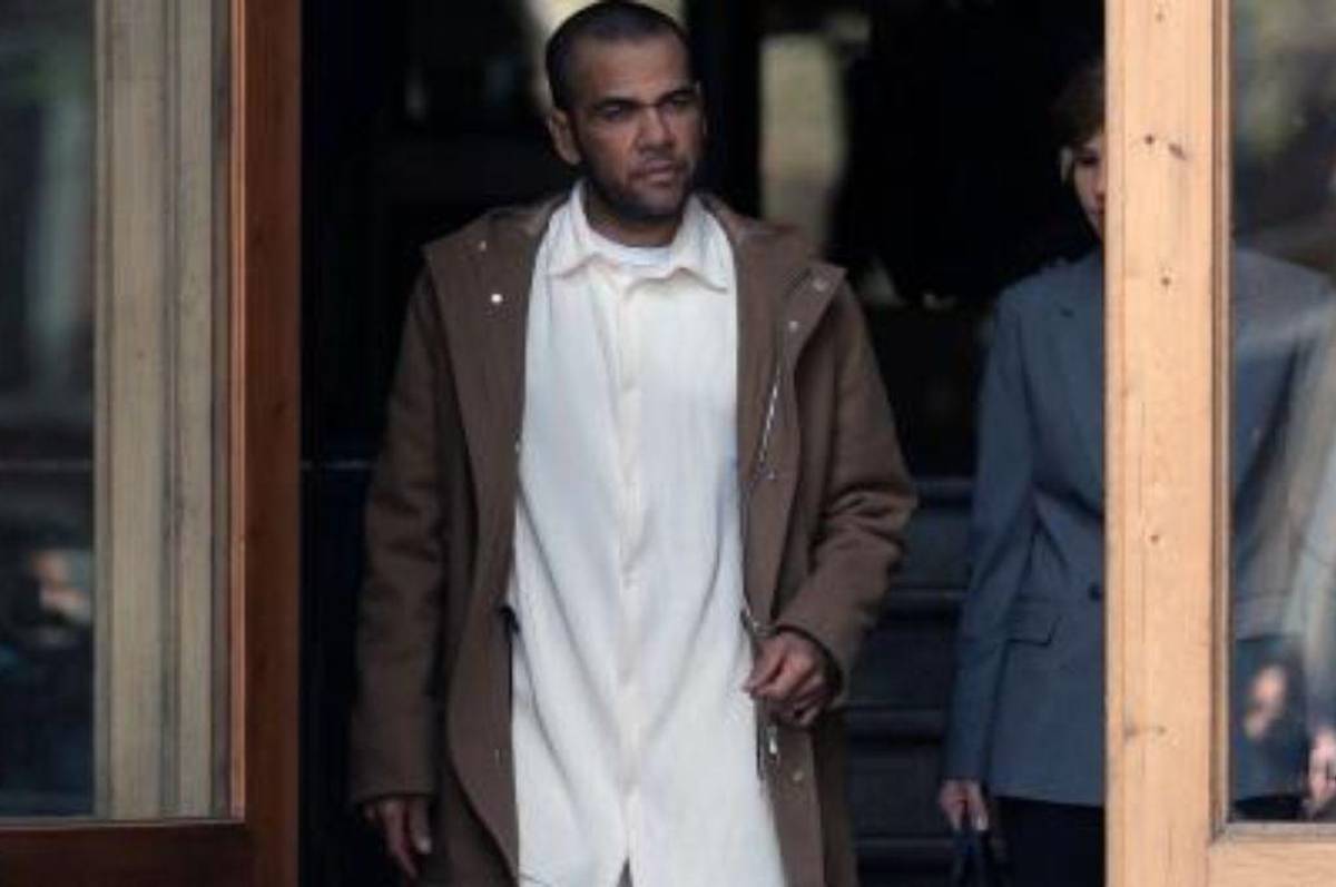 Dani Alves sale de su mansión por primera vez: su nueva pareja inseparable y lo que le gritaban en la calle