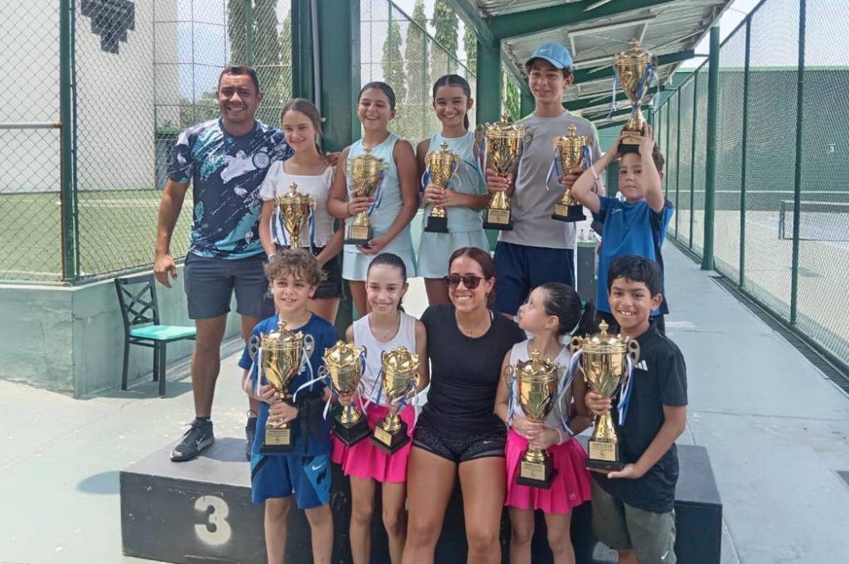 ¡Sonrisa de campeones! San Pedro Sula vibró con el torneo de Tenis y los ganadores posaron con Daniela Obando
