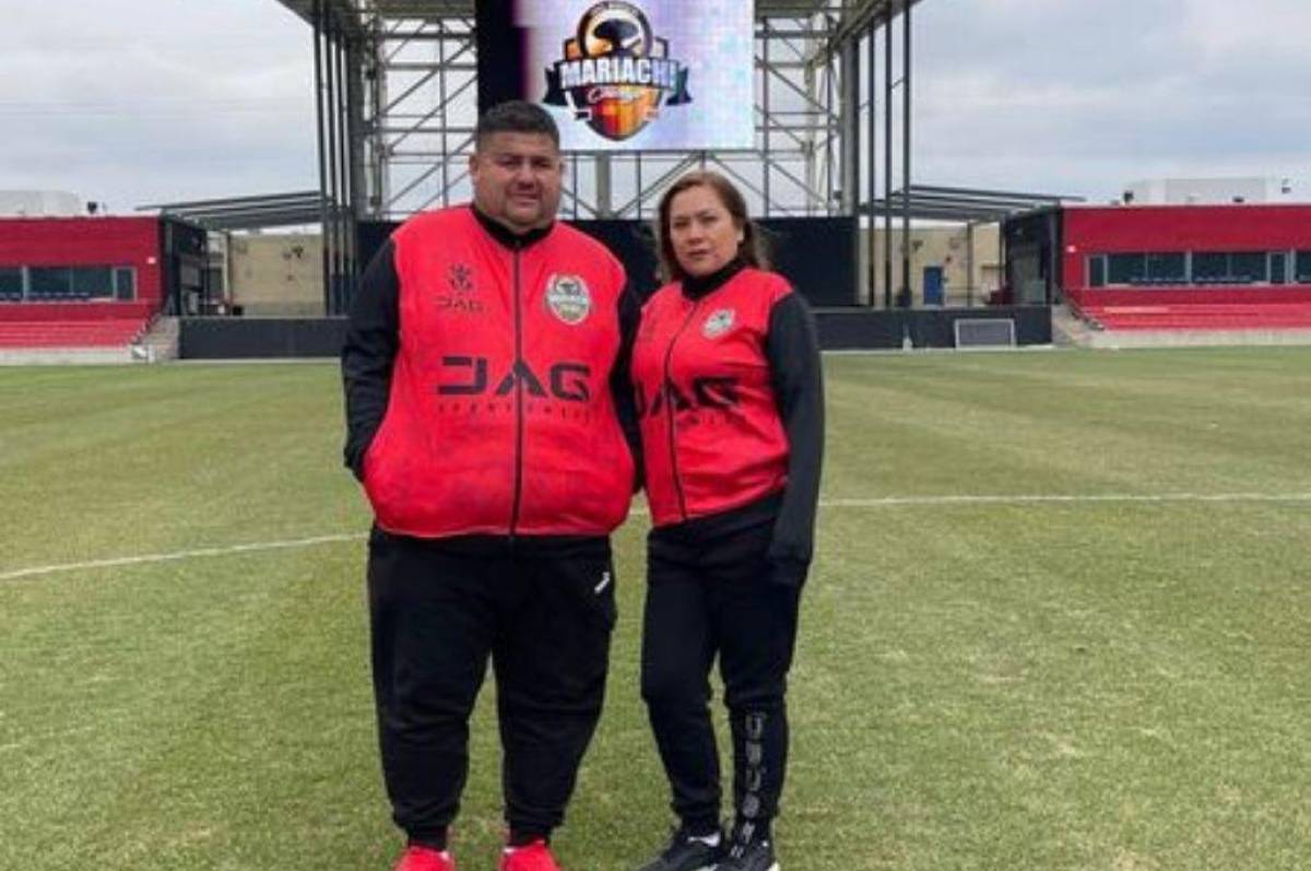 Julio Roa junto a su esposa, en la cancha que se estará jugando la Copa Mariachi