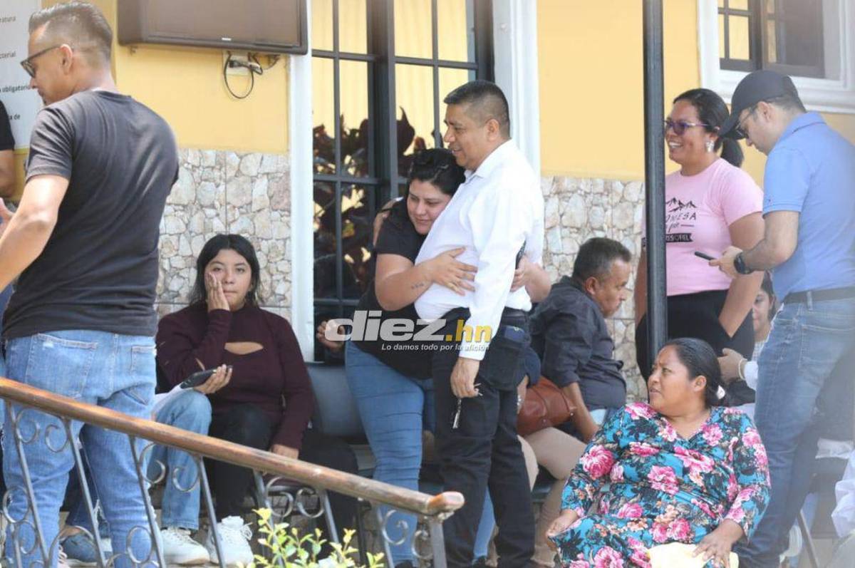 ¡Duro Momento! Rubén Matamoros es acompañado por sus familiares y amigos en el velatorio de su hijo menor