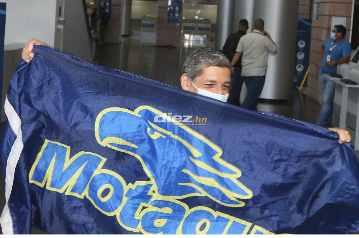 Ricardo Andrade se mostró muy orgullos de lucir la bandera de las águilas del Motagua.
