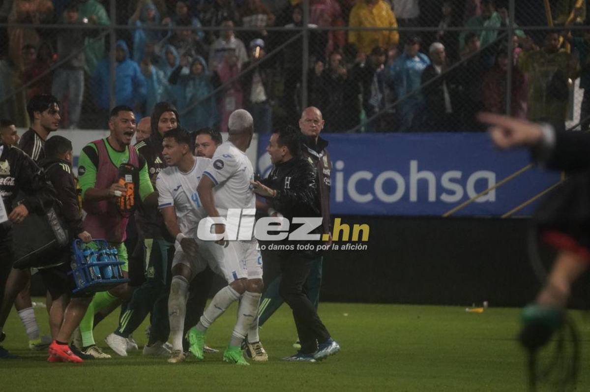 Bronca entre jugadores, el festejo de Honduras tras vencer a México y el feo gesto de Javier Aguirre, quien sufrió un corte en la cabeza