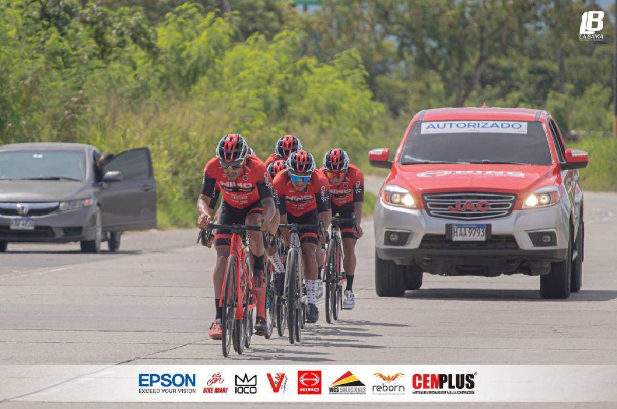 Hino Hino Cycling Team mientras avanzaban en su pelón en la Vuelta a Honduras 2022. FOTO: La Baika Hn.
