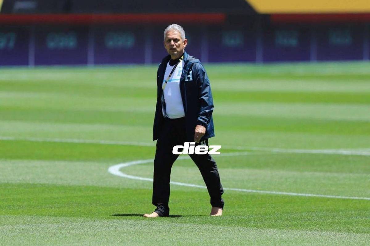 Rueda sorprende y se pasea descalzo por el césped del Live’s Stadium al estilo de Luis Enrique previo al duelo contra México