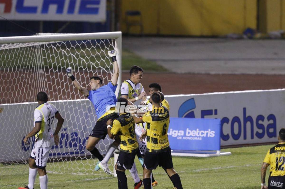 Jhow Benavídez de portero, la roja a “Buba” López y bronca entre jugadores de Real España y Génesis