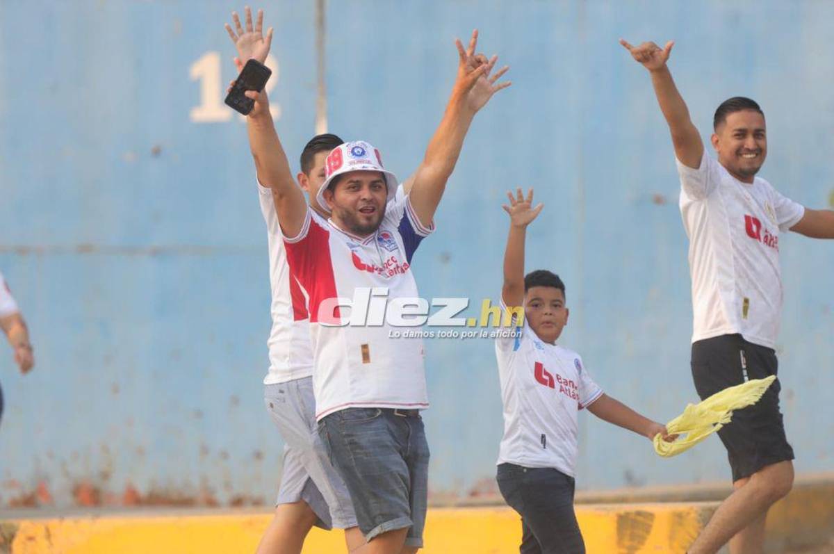 Así está el ambiente en el estadio Olímpico por el duelo del repechaje entre Real España y Olimpia; bellas aficionadas