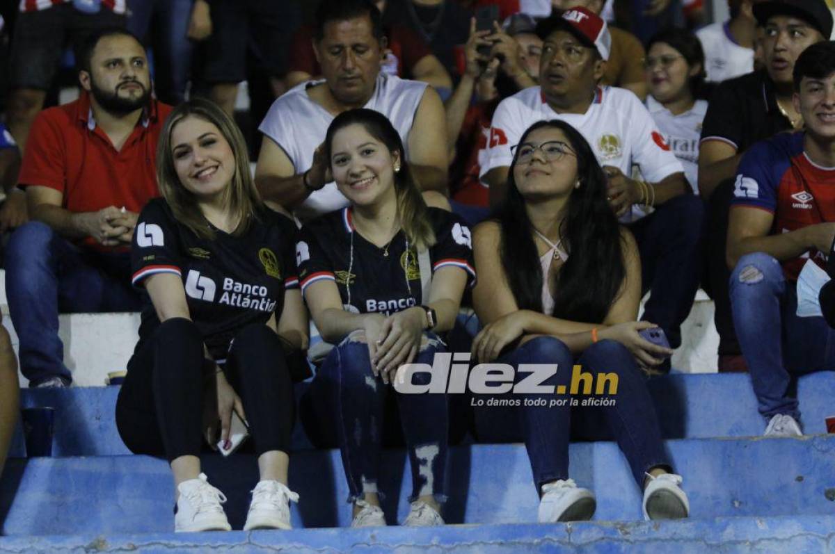 Bellas aficionadas del Olimpia en el estadio Morazán. Foto: Neptalí Romero.