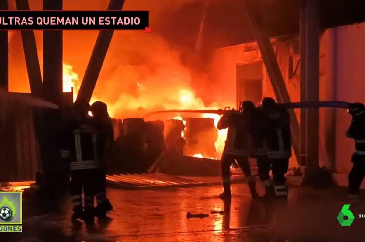 No aguantan perder: hinchas de equipo italiano incendian el estadio del rival tras caer en el CLÁSICO; tiraron piedras a los bomberos