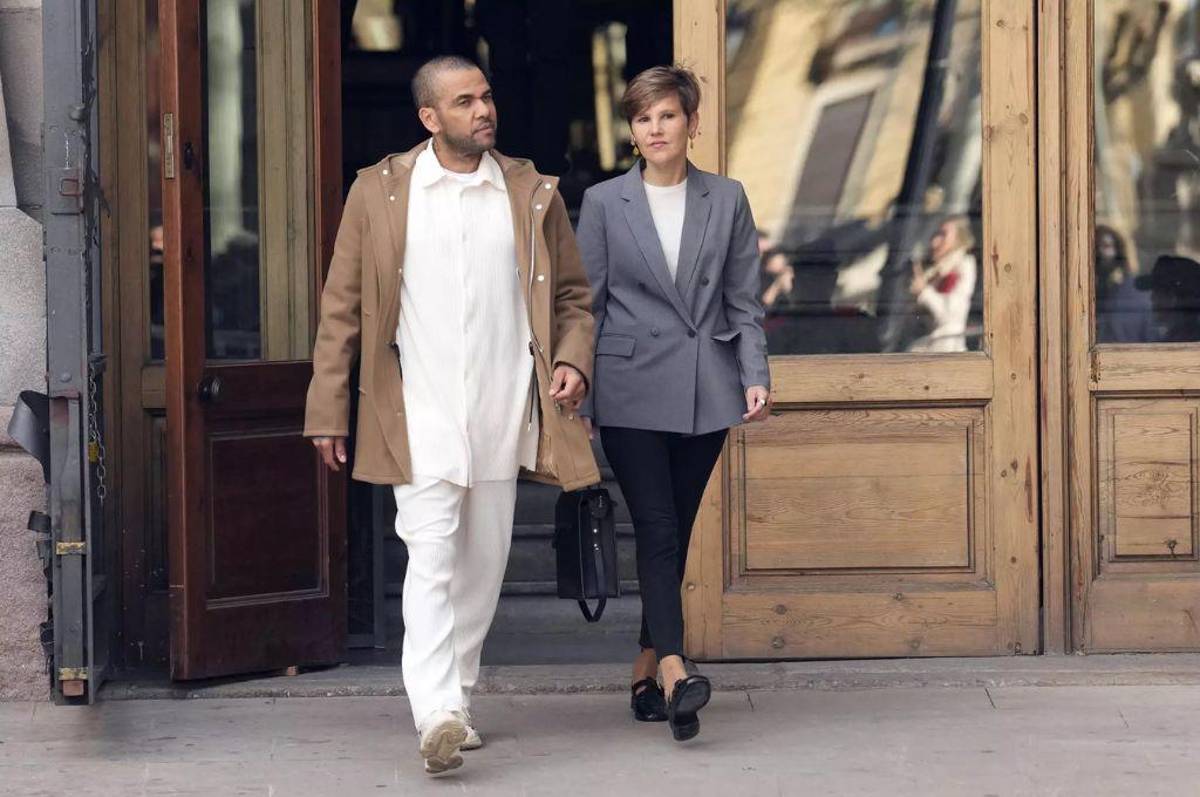 Dani Alves sale de su mansión por primera vez: su nueva pareja inseparable y lo que le gritaban en la calle