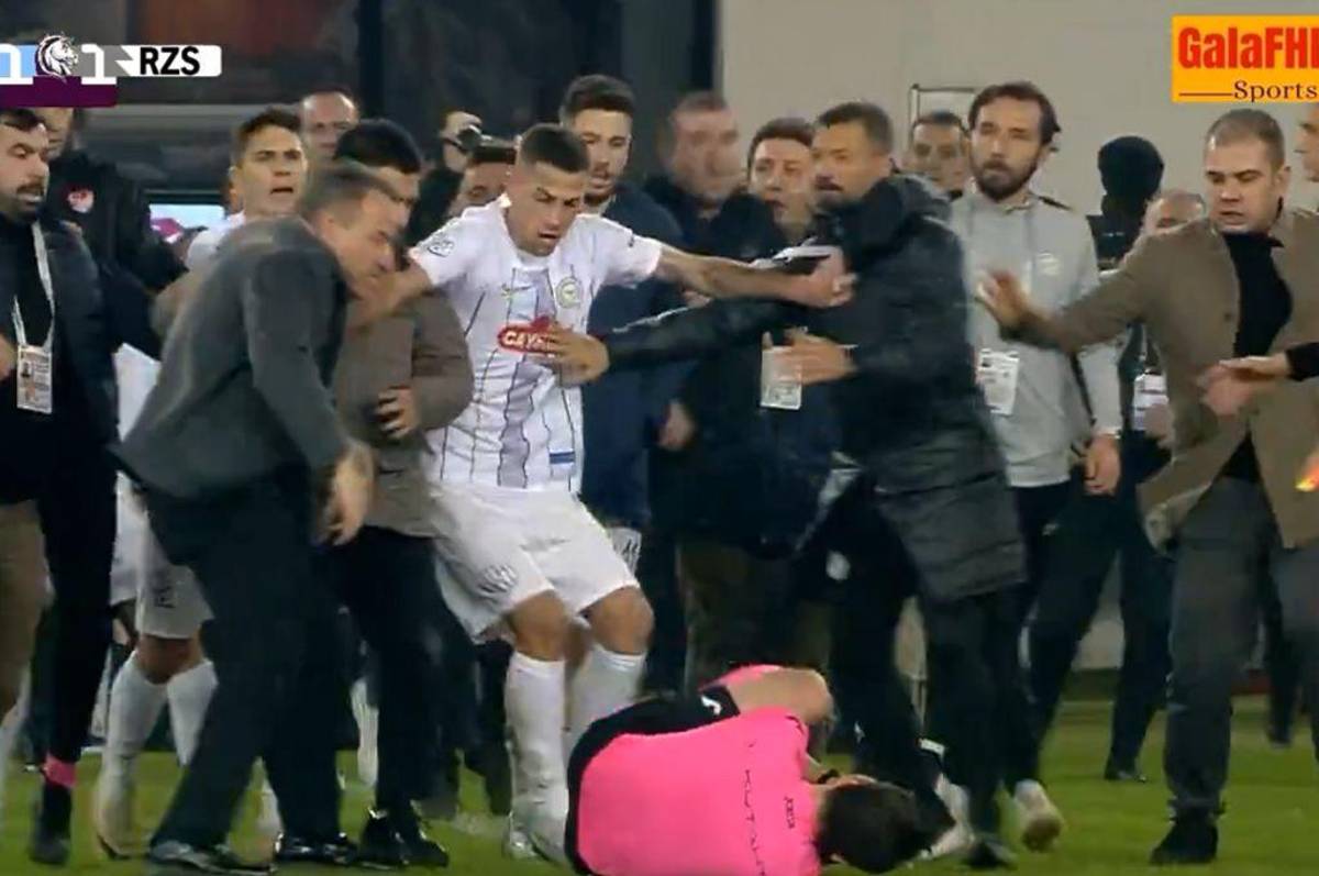 Con el ojo morado y pateado en el suelo: así quedó el árbitro tras ser golpeado por el presidente y jugadores de un equipo turco