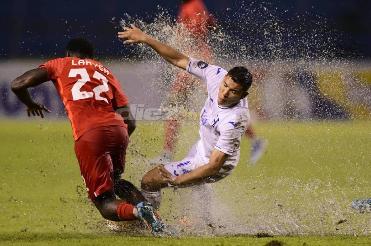 Descripción gráfica del Honduras-Canadá en el estadio Olímpico: ¡un charco!