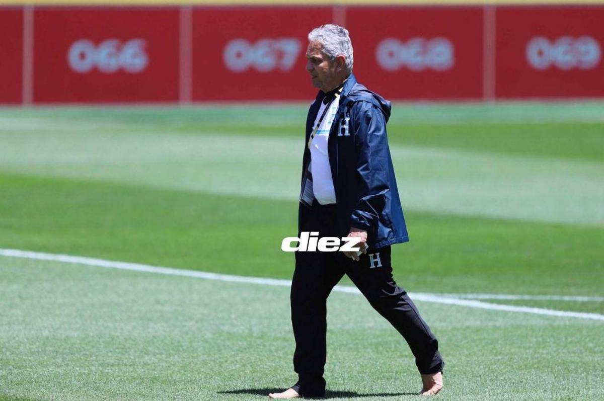 Rueda sorprende y se pasea descalzo por el césped del Live’s Stadium al estilo de Luis Enrique previo al duelo contra México