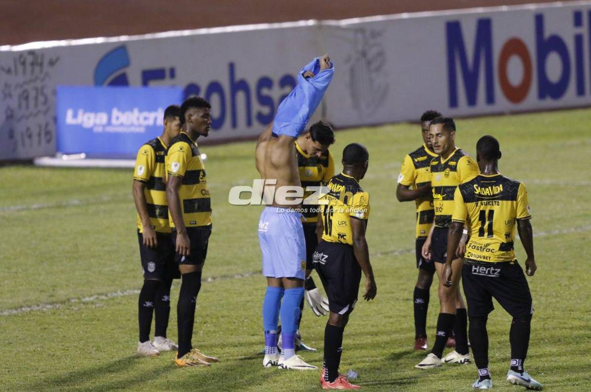 Jhow Benavídez de portero, la roja a “Buba” López y bronca entre jugadores de Real España y Génesis